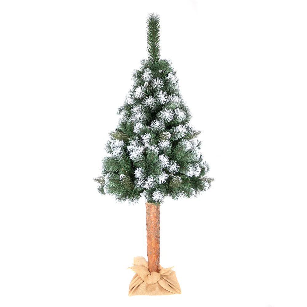 Sztuczna choinka o wysokości 180 cm, pokryta białym śnieżeniem, osadzona na naturalnym pniu i ustawiona w jutowym worku na białym tle.