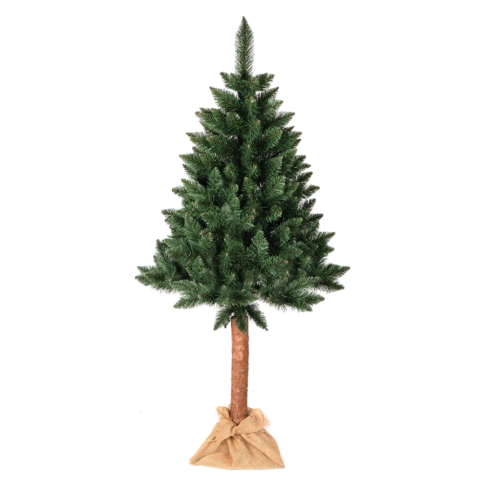 Sztuczna choinka sosna o wysokości 180 cm, z gęstymi zielonymi gałązkami PVC i naturalnym pniem osadzonym w jutowym worku, ustawiona na białym tle.