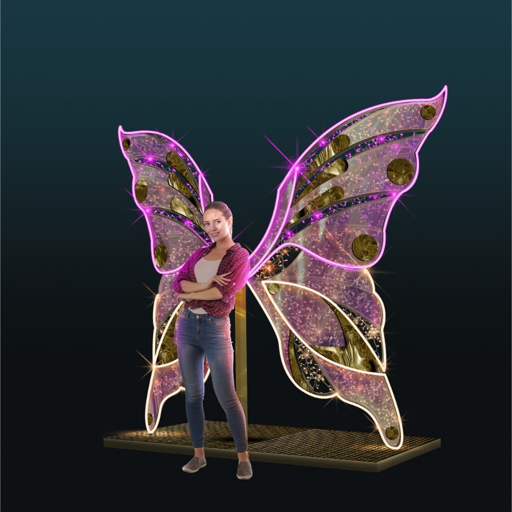 Dekoracja świetlna LED w formie skrzydeł motyla na ciemnym tle, nowoczesny fotopunkt z liniowym oświetleniem i wypełnieniem imitującym witraż, przeznaczony do parków, przestrzeni miejskich i instalacji plenerowych.
