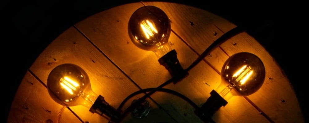 Girlanda świetlna z dekoracyjnymi żarówkami LED z serii Plain Smoke G80 o mocy 1,8W. Przydymione szkło i ciepła barwa światła tworzą nastrojowy efekt, idealny do wieczornej aranżacji wnętrz lub ogrodów.