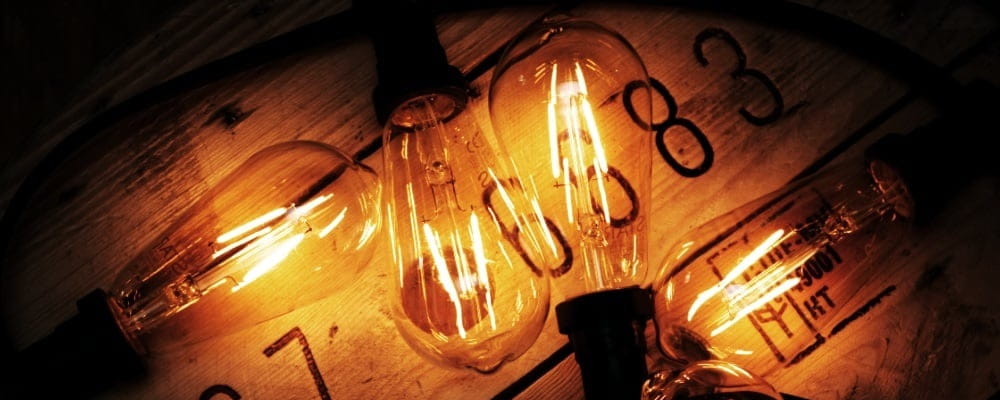 Girlanda MIMOSA z kilkoma żarówkami LED ST64 emitującymi ciepłe światło, tworząca nastrojową atmosferę w wieczornej aranżacji.