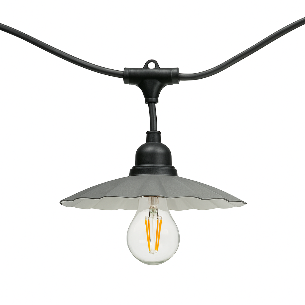 Girlanda świetlna CRETE z metalowym kloszem – zbliżenie pojedynczej oprawy E27 z czarnym, metalowym kloszem i żarówką LED A60 Soft Glow 2100K, widok na tle białym.