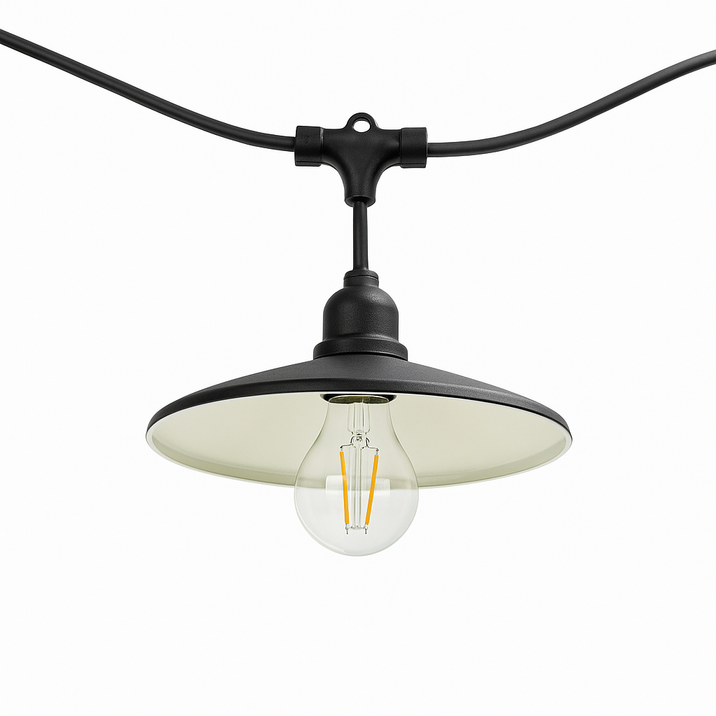 Girlanda świetlna CRETE z metalowym kloszem – zbliżenie pojedynczej oprawy E27 z czarnym, metalowym kloszem i żarówką LED A60 Soft Glow 2100K, widok na tle białym.