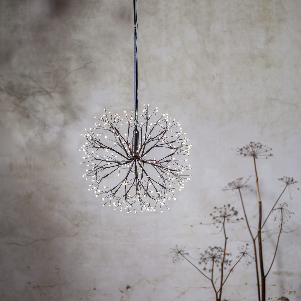 Ażurowa kula LED zawieszona na przewodzie, z drobnymi światełkami rozmieszczonymi na finezyjnych gałązkach. Delikatna dekoracja tworząca subtelny, elegancki efekt świetlny.