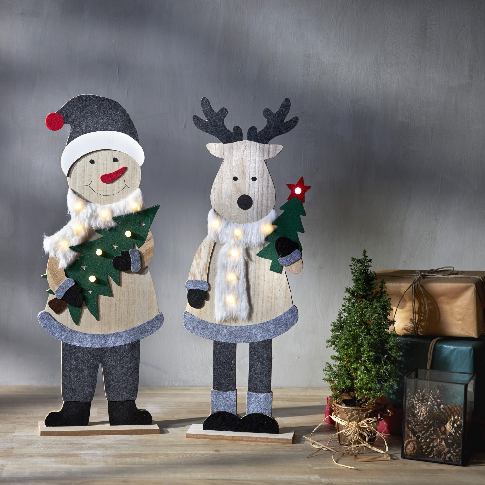 Drewniany renifer LED z podświetlanym futrzanym szalikiem i choinką z czerwoną świecącą gwiazdką, stojący obok drewnianego bałwanka LED, razem tworzą przytulną, świąteczną dekorację do domu.