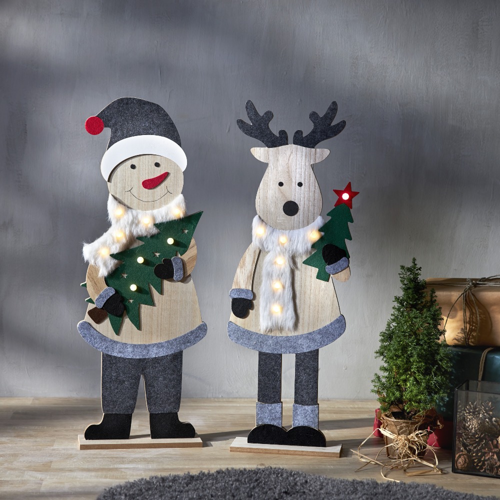 Drewniane dekoracje świąteczne LED – bałwanek i renifer z podświetlanymi szalikami, stojące przy prezentach i małej choince, tworzące ciepły, zimowy klimat w salonie.