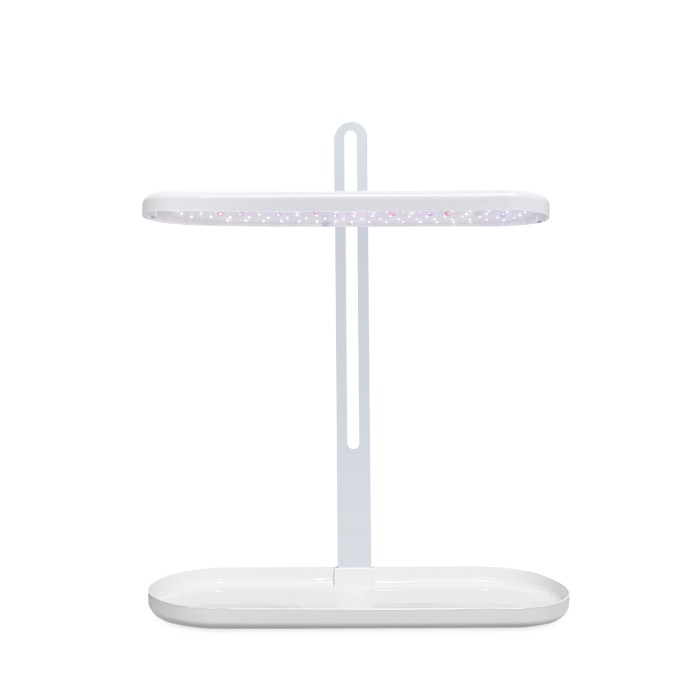 Lampa LED BLOOM 20W do wzrostu roślin z regulowaną wysokością oświetla zioła i rośliny owocujące w białych doniczkach ustawionych na podstawce.