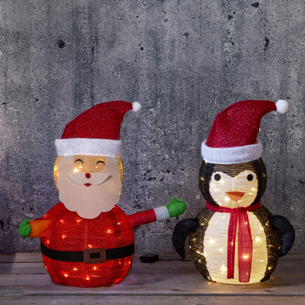 Dekoracje LED przedstawiające Świętego Mikołaja i pingwina, ustawione obok siebie we wnętrzu. Ciepłe światło podkreśla detale postaci i tworzy spójny, przytulny efekt świąteczny.