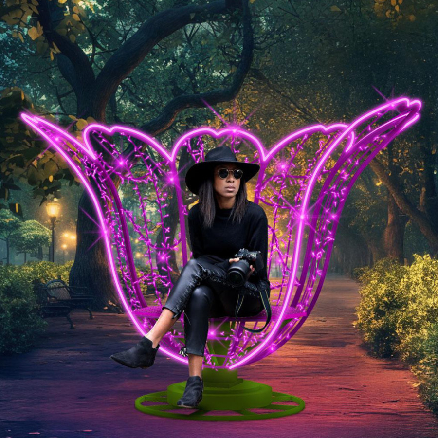 Świetlna dekoracja LED w kształcie skrzydeł w parku nocą, z siedzącą osobą, efekt neonowego oświetlenia do aranżacji przestrzeni miejskich i sesji zdjęciowych.