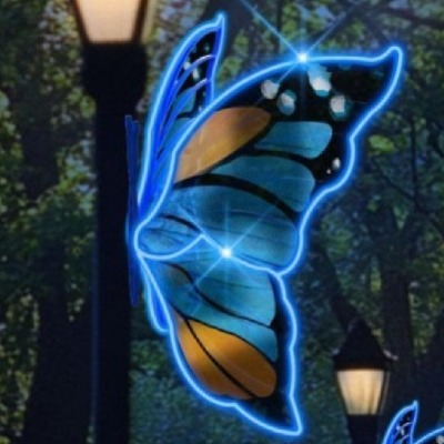 Dekoracja latarniowa 3D motyl LED – świetlna ozdoba uliczna montowana na latarni, motyl z niebieskim konturem LED i kolorowym skrzydłem, dekoracja parkowa do iluminacji miejskich alei, promenad i deptaków.