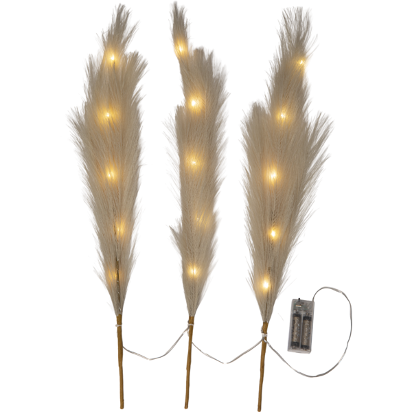 Trzy dekoracyjne pióra LED w kolorze ecru z ciepłymi diodami, połączone przewodem z pojemnikiem na baterie na białym tle.