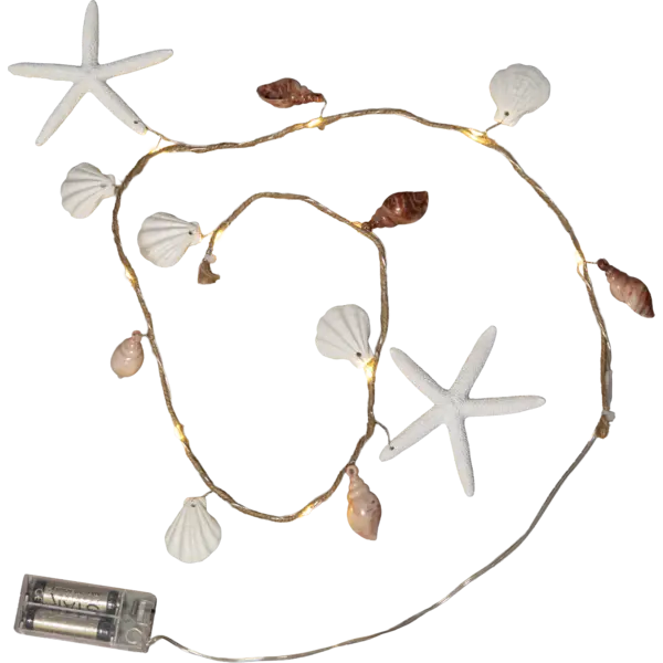 Łańcuch świetlny LED z dekoracjami morskimi muszlami i rozgwiazdami na cienkim przewodzie z ozdobnym sznurkiem jutowym na białym tle.