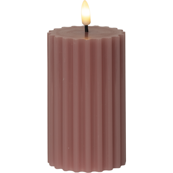 Różowa świeca LED Flamme Stripe o prążkowanej strukturze i realistycznym płomieniu, prezentowana na białym tle, ukazująca dekoracyjny design.