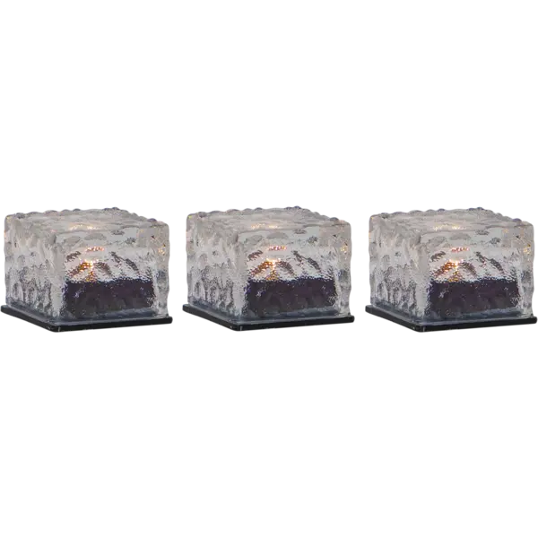 Trzy solarne lampy LED w formie kostek na neutralnym tle.