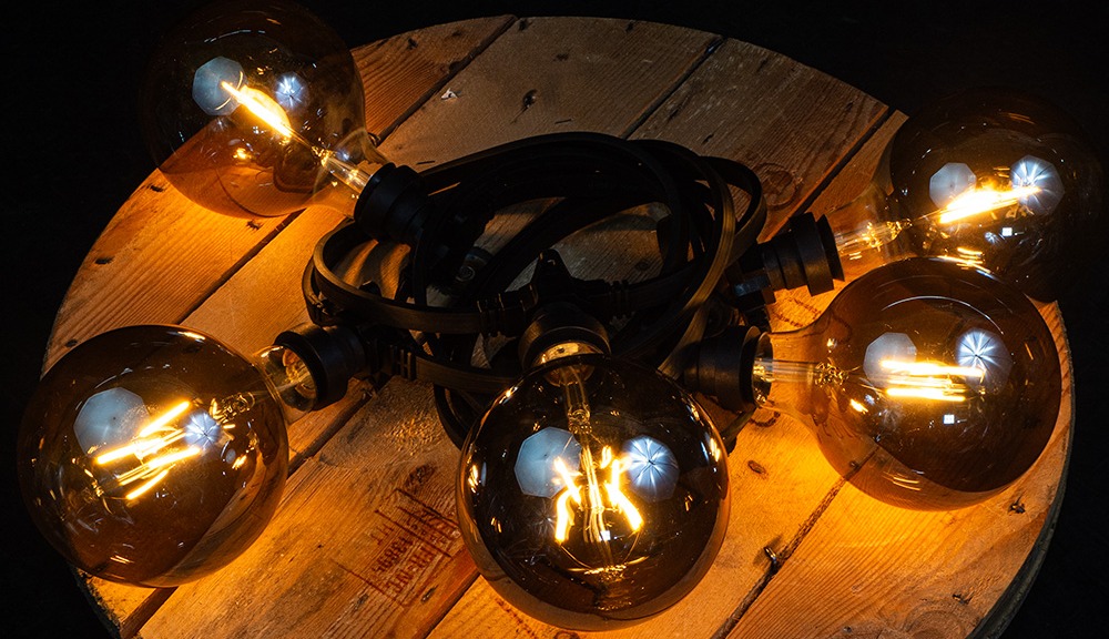 Zestaw girlandy z dużymi żarówkami LED G125 1,8W filament smoke emitującymi ciepłe światło. Stylowe oświetlenie dekoracyjne do ogrodu, restauracji i przestrzeni eventowych.