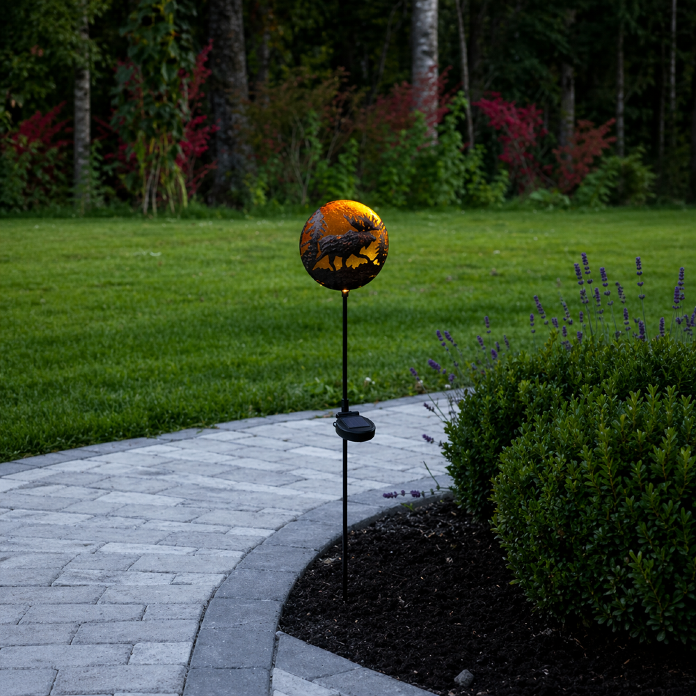 Solarna dekoracja ogrodowa LED na szpikulcu z metalową tarczą i motywem łosia. Ciepłe podświetlenie tworzy przyjemny nastrój i subtelnie podkreśla ścieżki oraz rabaty po zmroku.