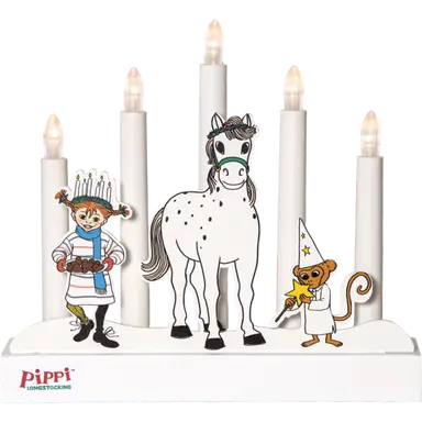 Biały świecznik LED z postaciami Pippi Pończoszanki, Konia i Pana Nilssona przedstawiony na białym tle. Pięć świeczek emituje ciepłe światło.