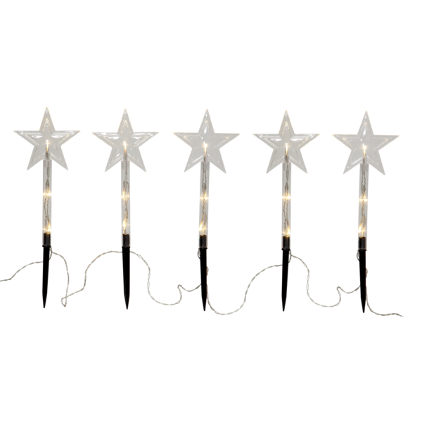 Świąteczna aranżacja z pięcioma dekoracjami LED w kształcie gwiazd na palikach z widocznym przewodem zasilającym prezentowanymi na białym tle delikatne światło podkreśla formę dekoracji.