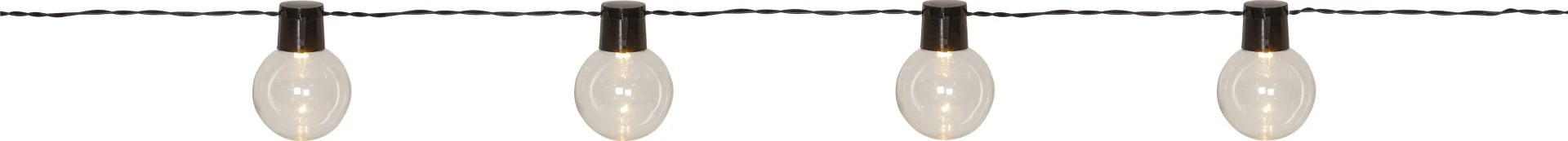 Fragment girlandy LED z czterema przezroczystymi kulistymi lampkami równomiernie rozmieszczonymi na czarnym przewodzie, widok na jasnym tle.