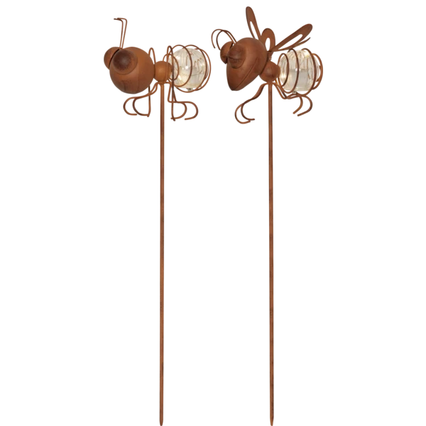 Dwie solarne dekoracje ogrodowe na metalowych prętach w kształcie mrówki i muchy. Ozdobne detale i wbudowane źródło światła tworzą subtelny, dekoracyjny efekt w ogrodzie lub na tarasie po zmroku.